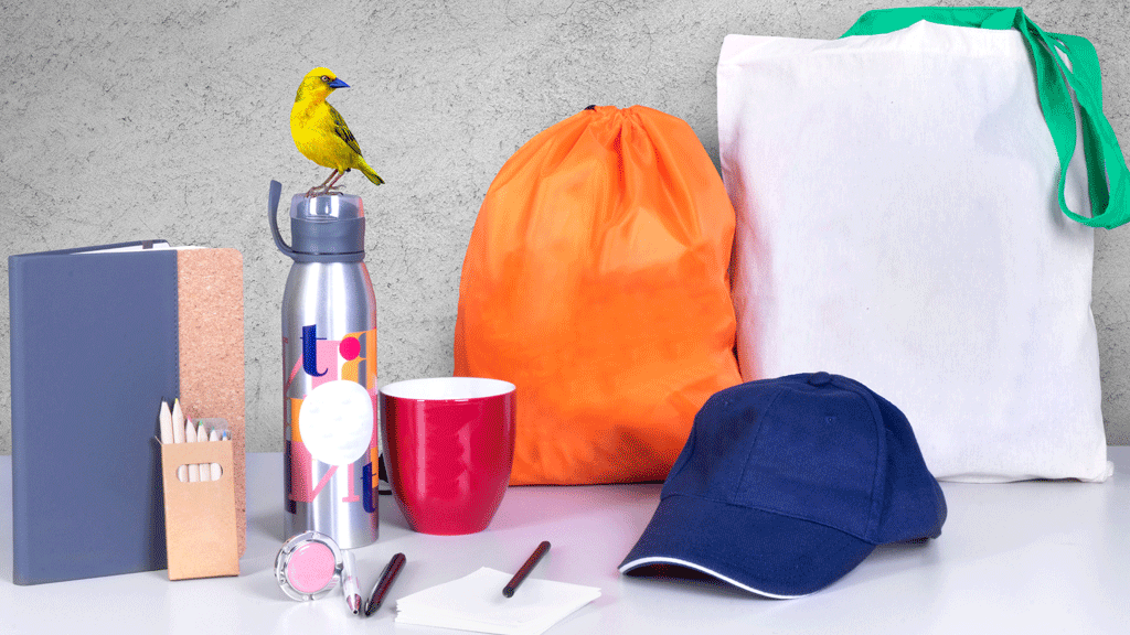 Sélection d'objets publicitaires variés sur table de réunion pour comparaison